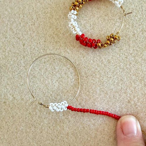 Margot Potter's Wrap It Up Earrings - , Contemporary Wire Jewelry, Wire Wrapping, Wrapping, Wire Wrapping Jewelry, Beads, Thread 22 red seed beads